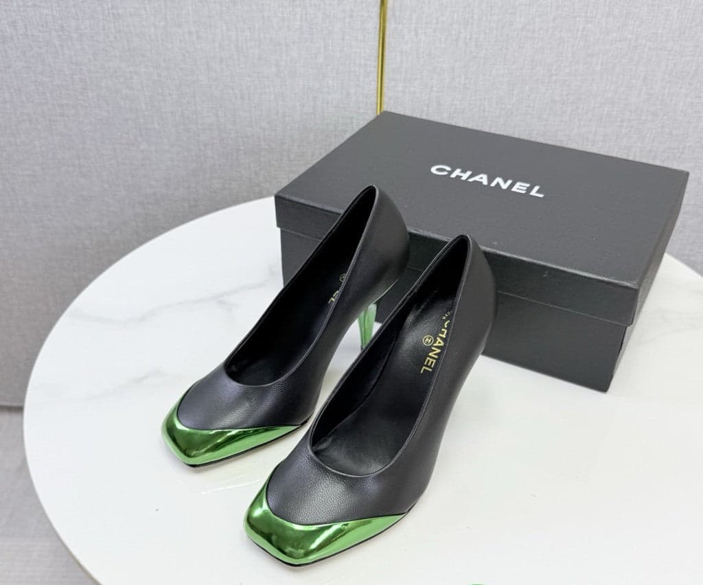 Chanel Square-Toe Cap-Toe Pumps in Black & Metallic Green Leather. Salto 9 cm.