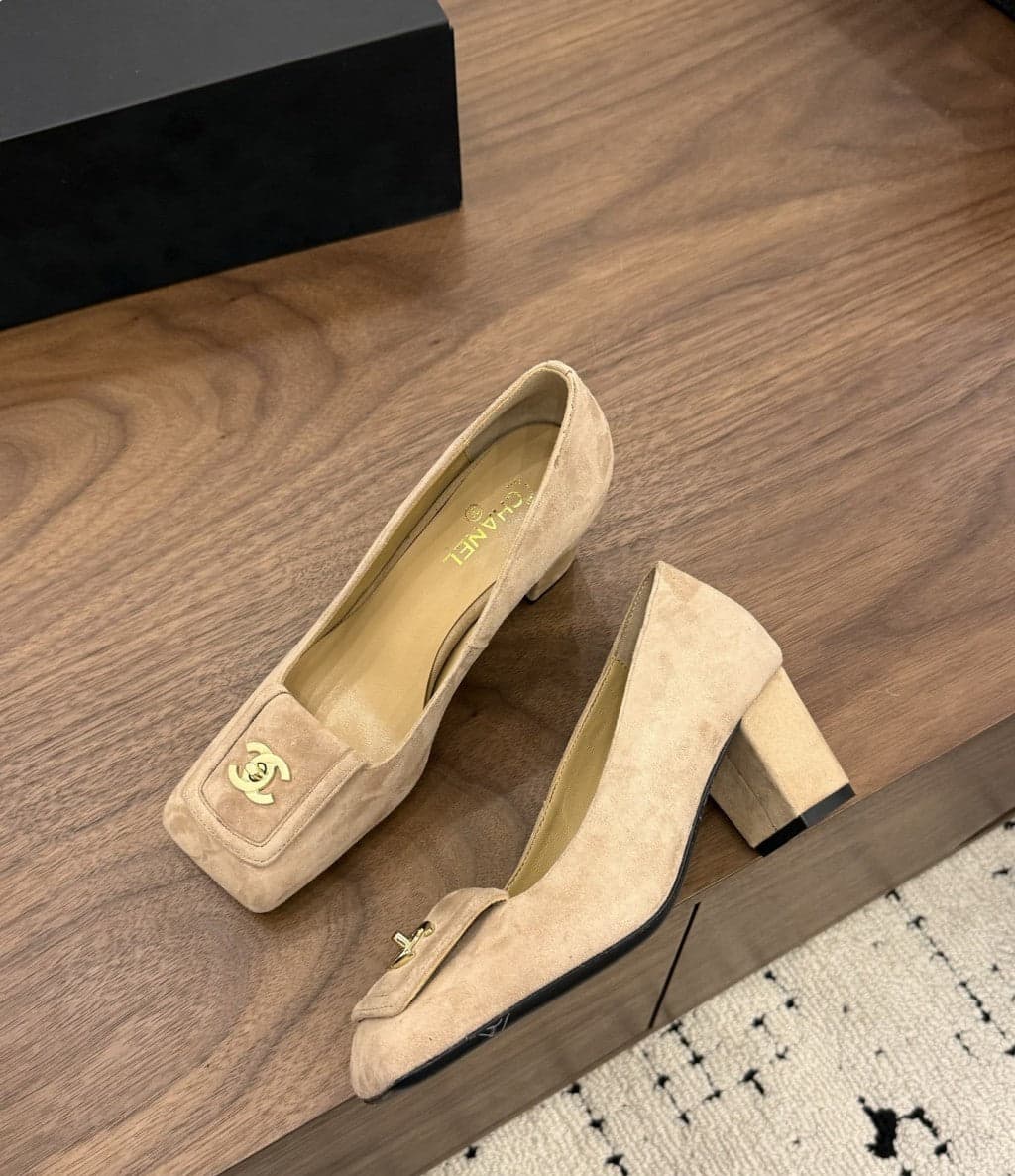 Chanel Blazy Turnlock Pumps Beige. Salto 5 cm.