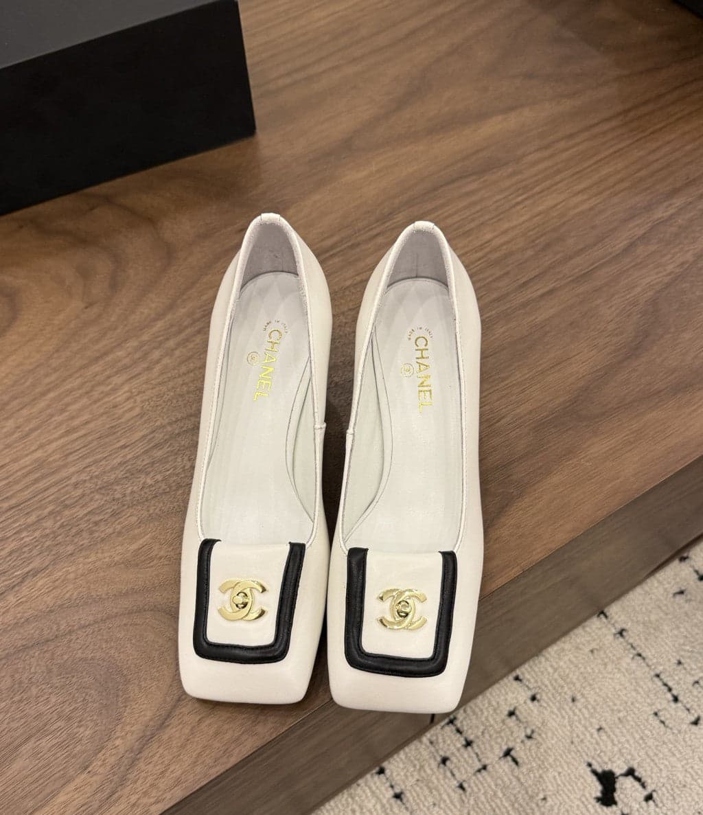 Chanel Blazy Turnlock Pumps Marfim. Salto 5 cm.