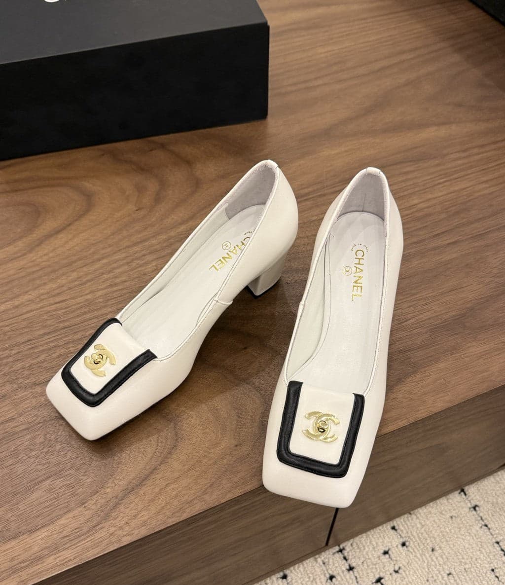 Chanel Blazy Turnlock Pumps Marfim. Salto 5 cm.