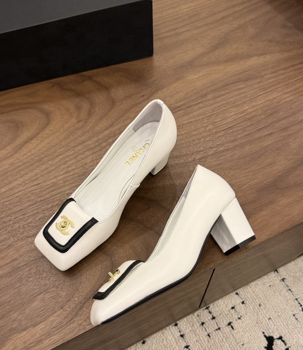 Chanel Blazy Turnlock Pumps Marfim. Salto 5 cm.