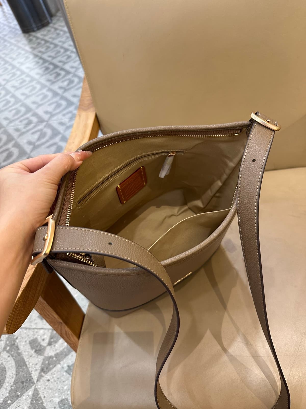 Coach Jude Duffle Bag em Signature Canvas Taupe Ferragens Douradas