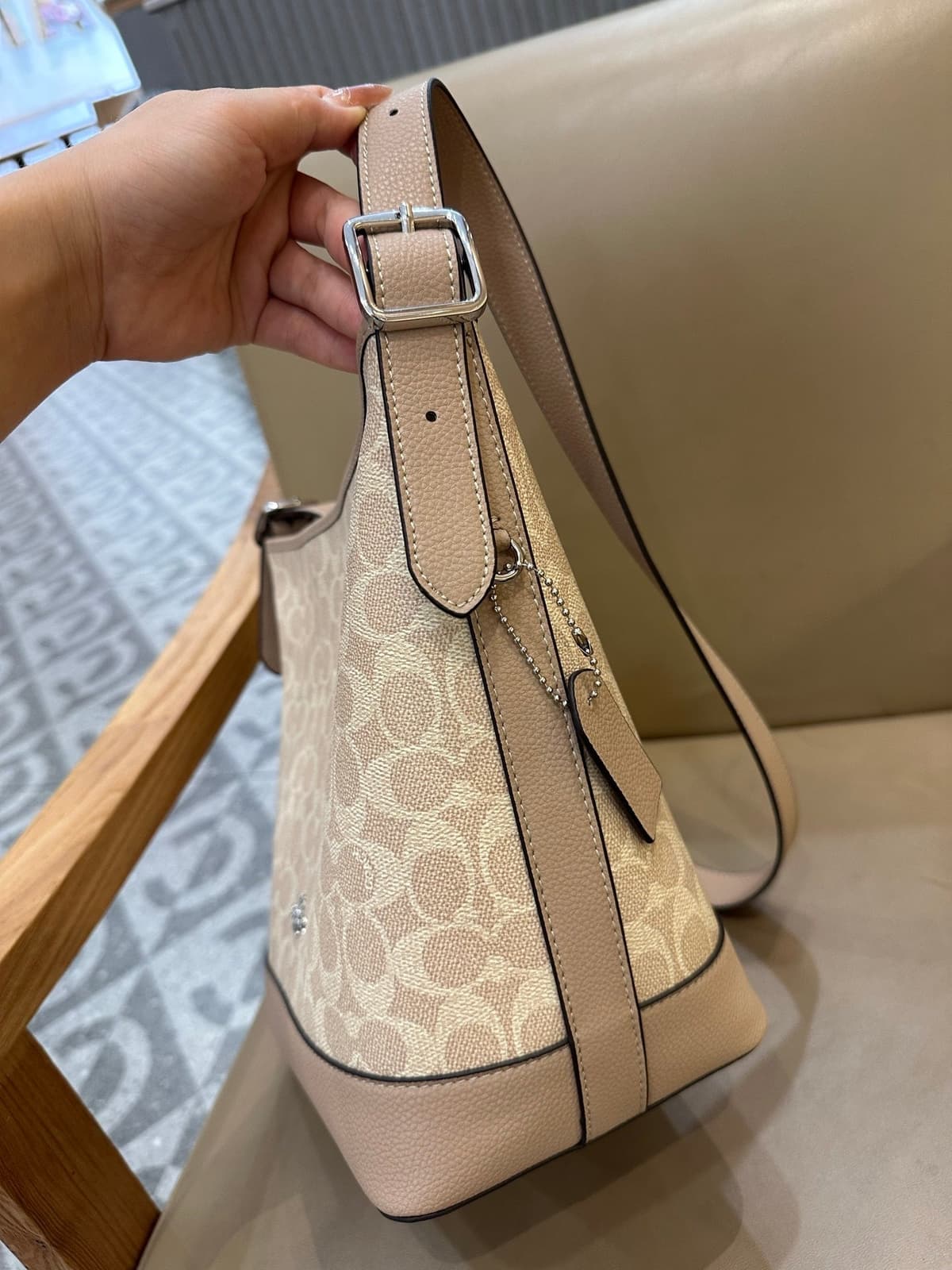 Coach Jude Duffle Bag em Signature Canvas Khaki Claro Ferragens Prata