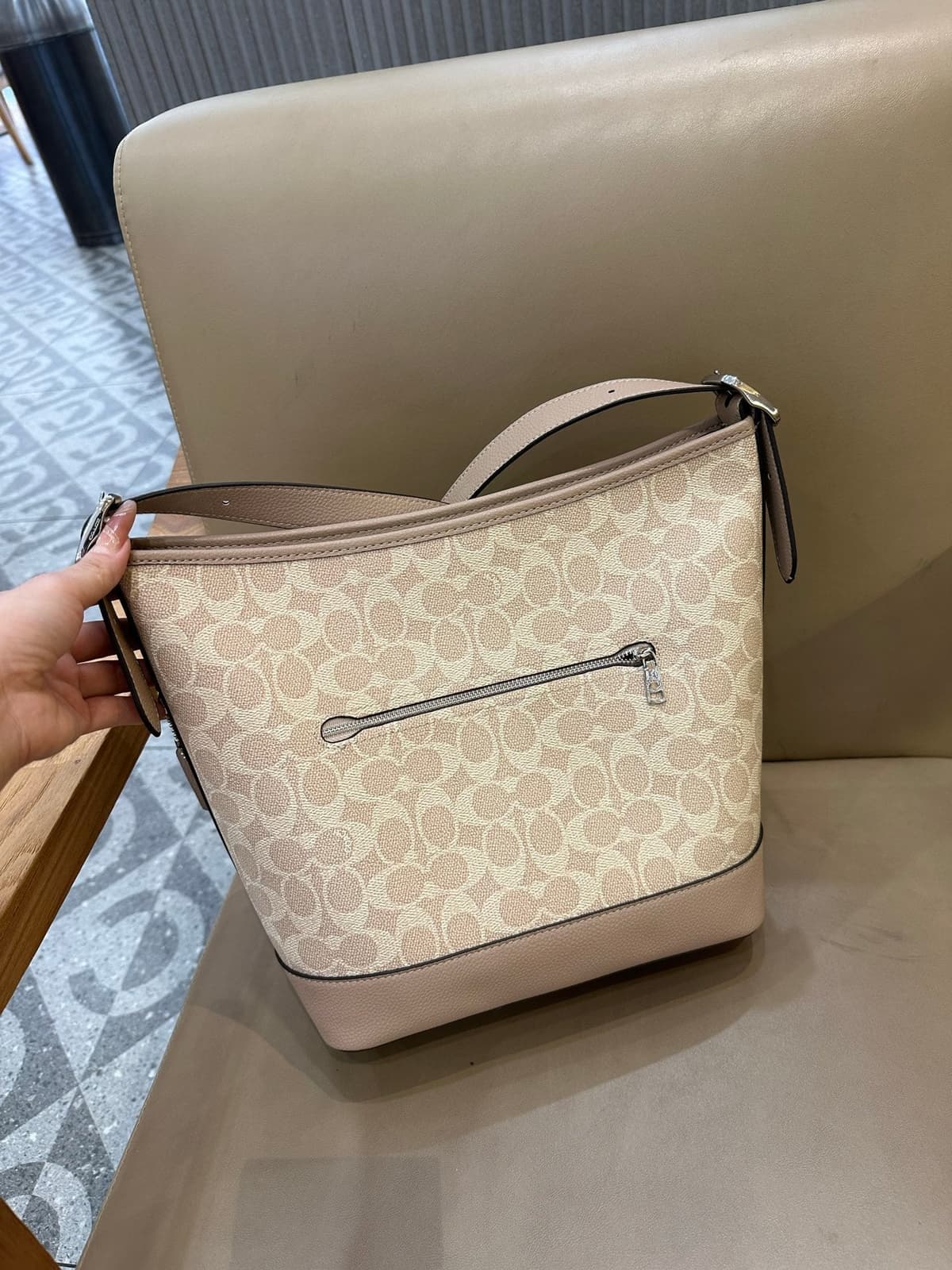 Coach Jude Duffle Bag em Signature Canvas Khaki Claro Ferragens Prata