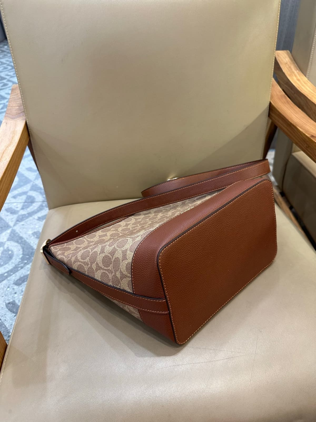 Coach Jude Duffle Bag em Signature Canvas Khaki Ferragens Douradas
