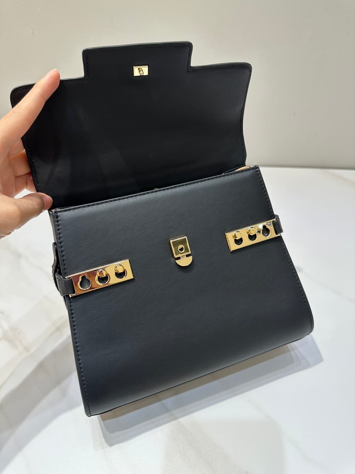 Delvaux Tempête MM Black Ferragens Douradas