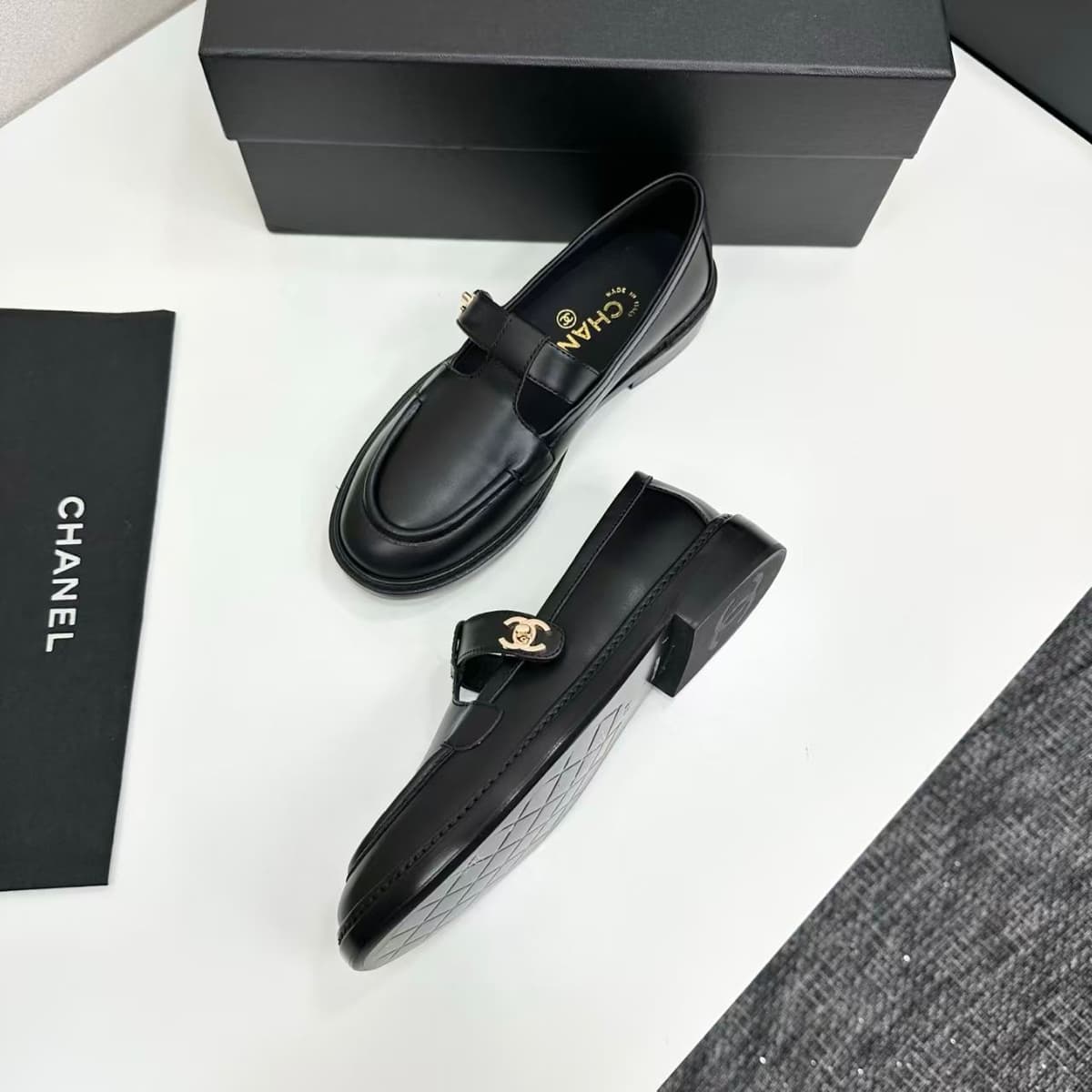 CC Turn-lock diamond-quilted loafers