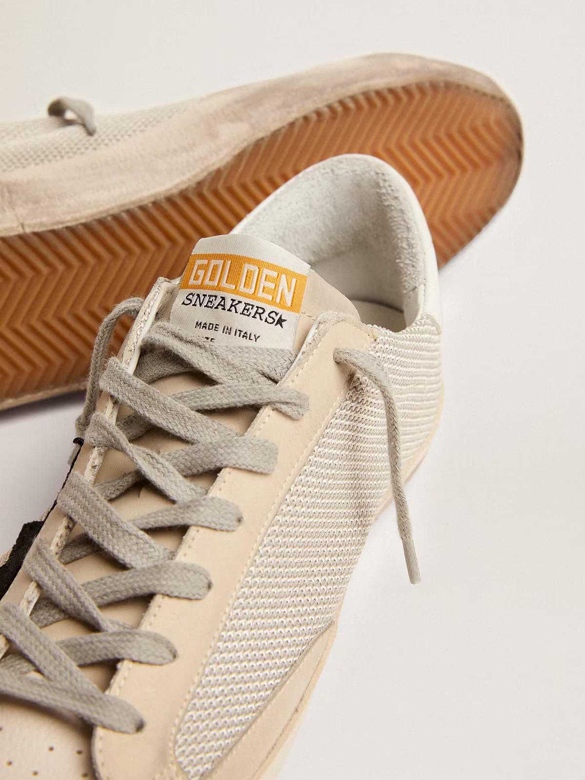 Golden Goose Superstar Sneaker Couro Branco e Preto.