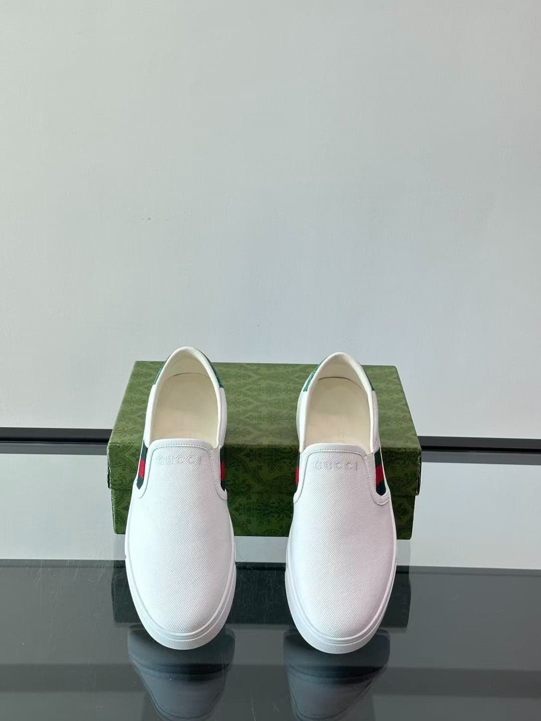 Tênis Slip-on Ace da Gucci.