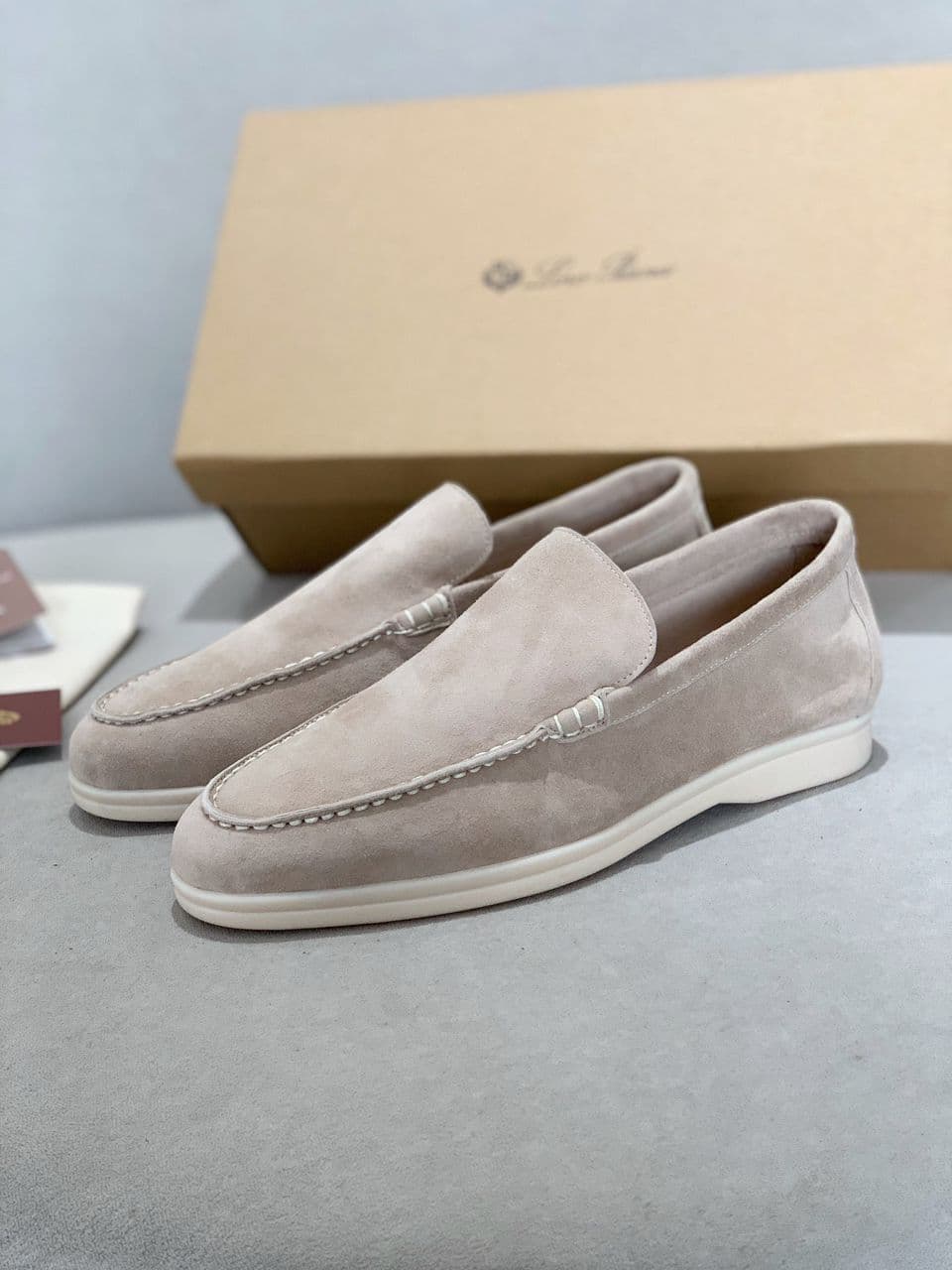 Loro Piana Open Walk Camurça Bege.