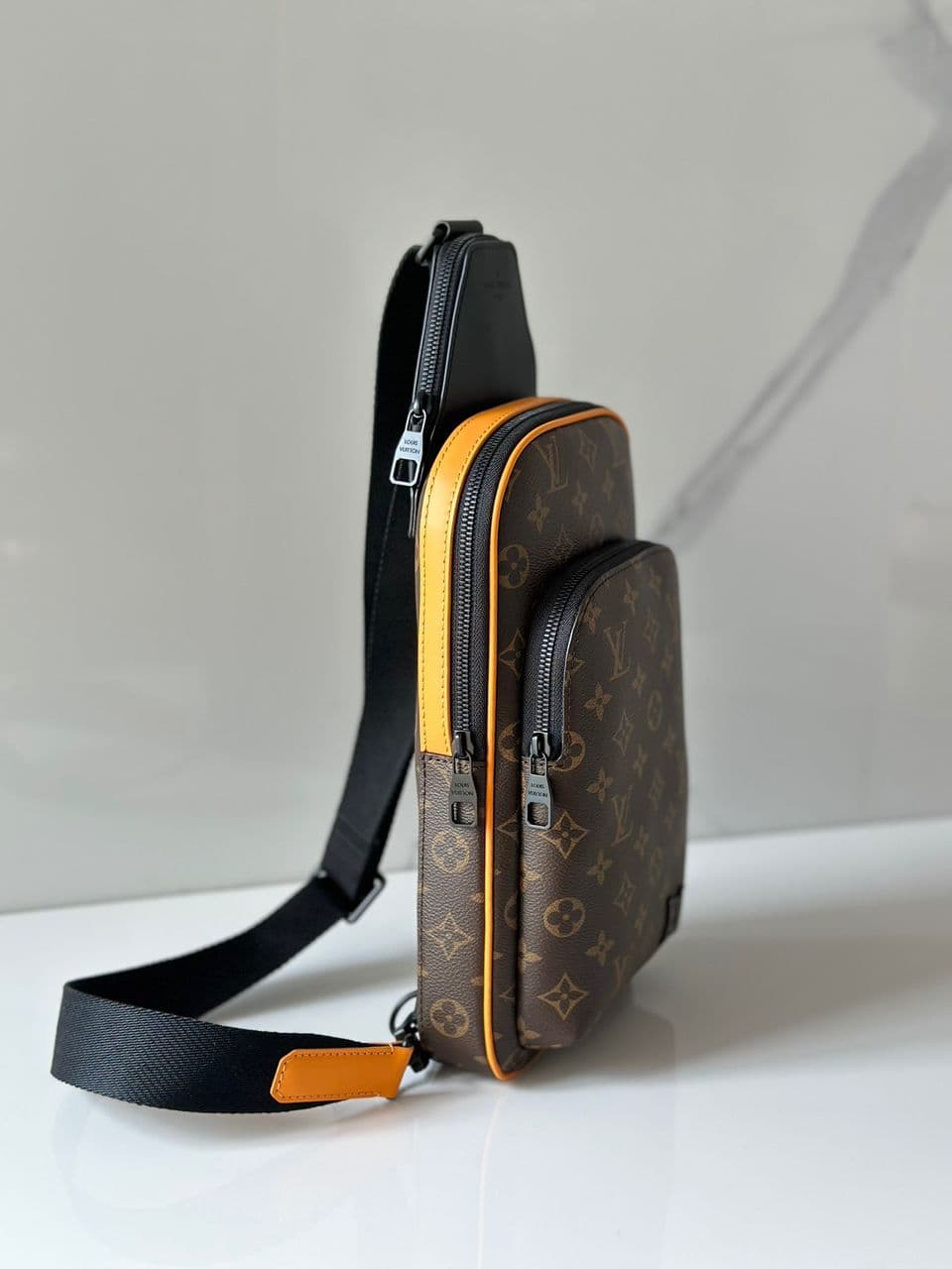 Bolsa Avenue Sling Bag Monograma Eclipse Brown