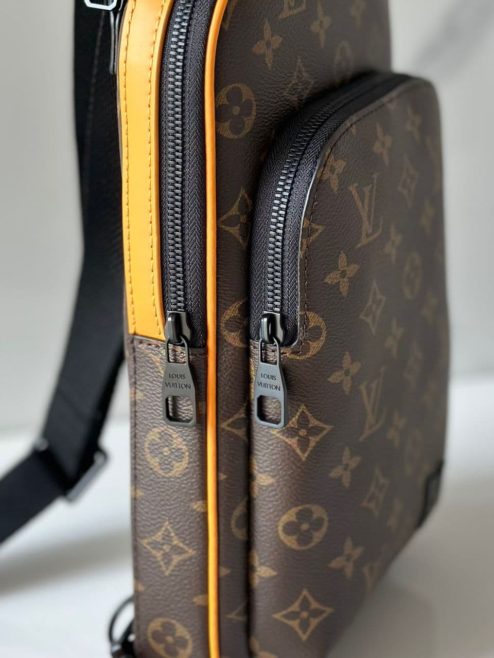Bolsa Avenue Sling Bag Monograma Eclipse Brown