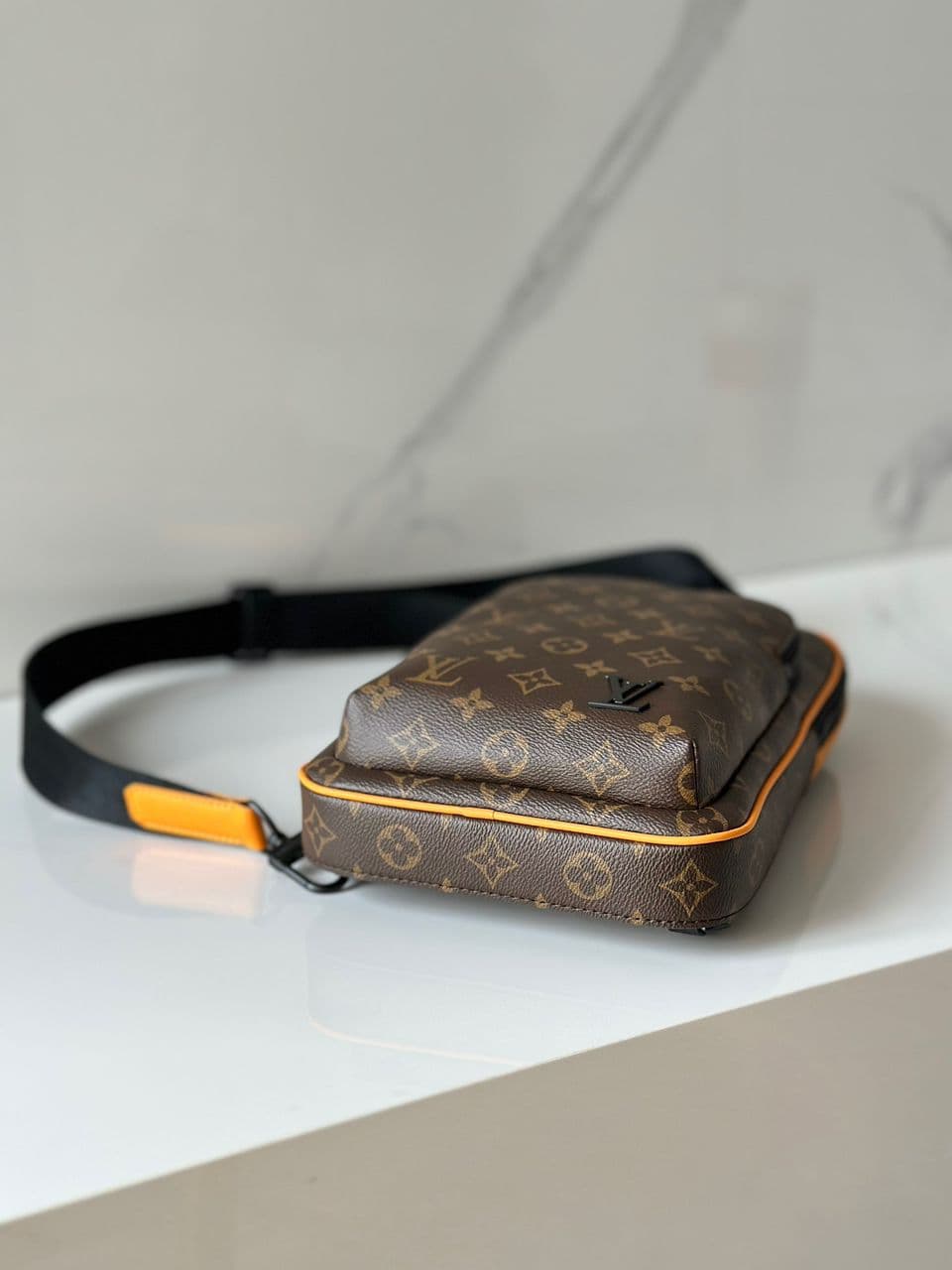 Bolsa Avenue Sling Bag Monograma Eclipse Brown