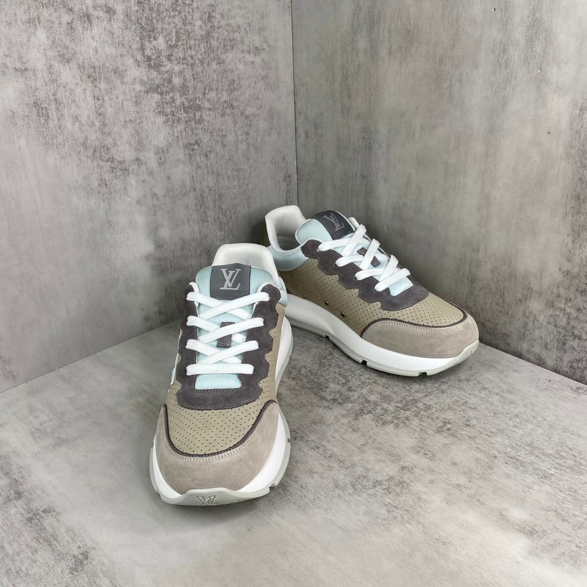 Louis Vuitton classic Green and gray .