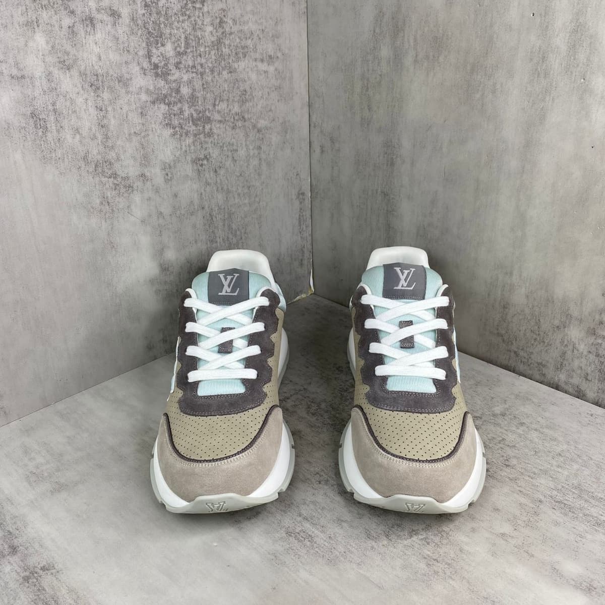 Louis Vuitton classic Green and gray .