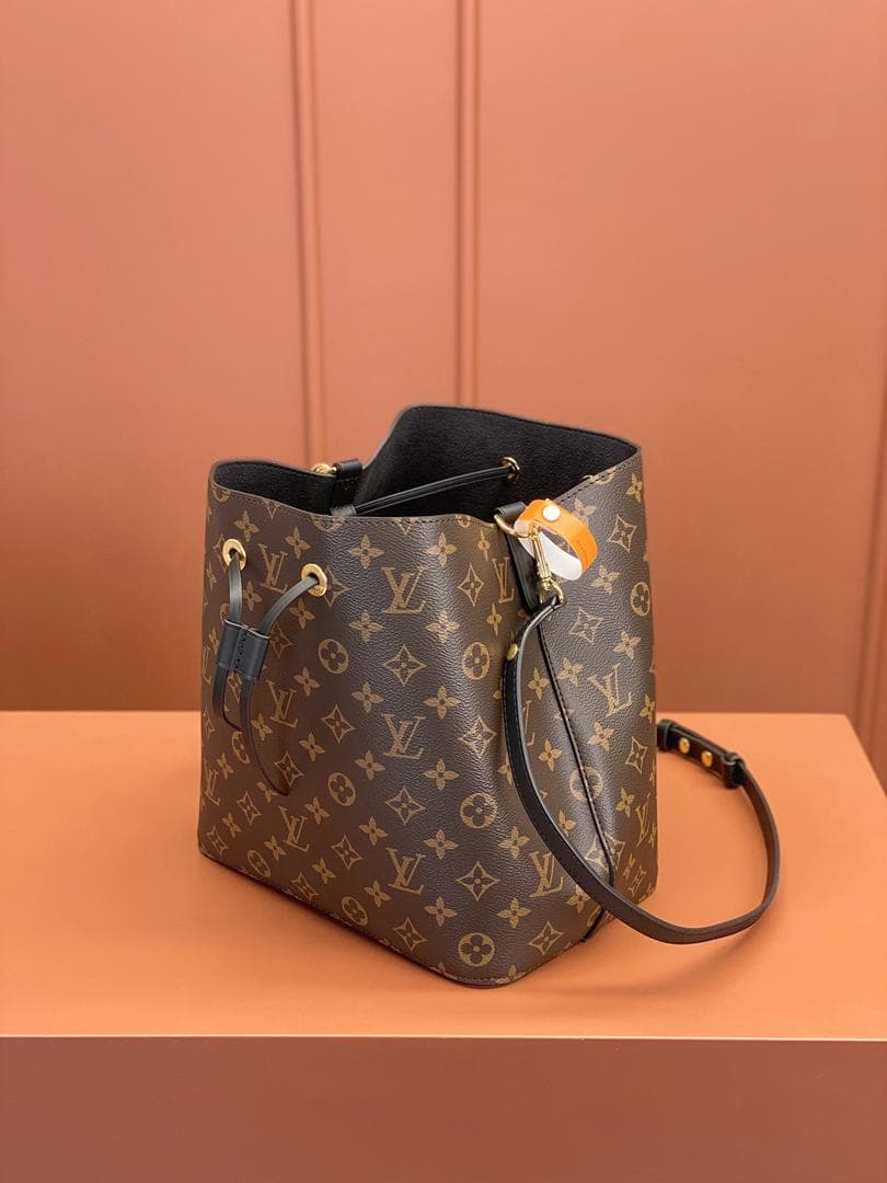 Louis Vuitton NéoNoé MM Monogram Canvas Black .