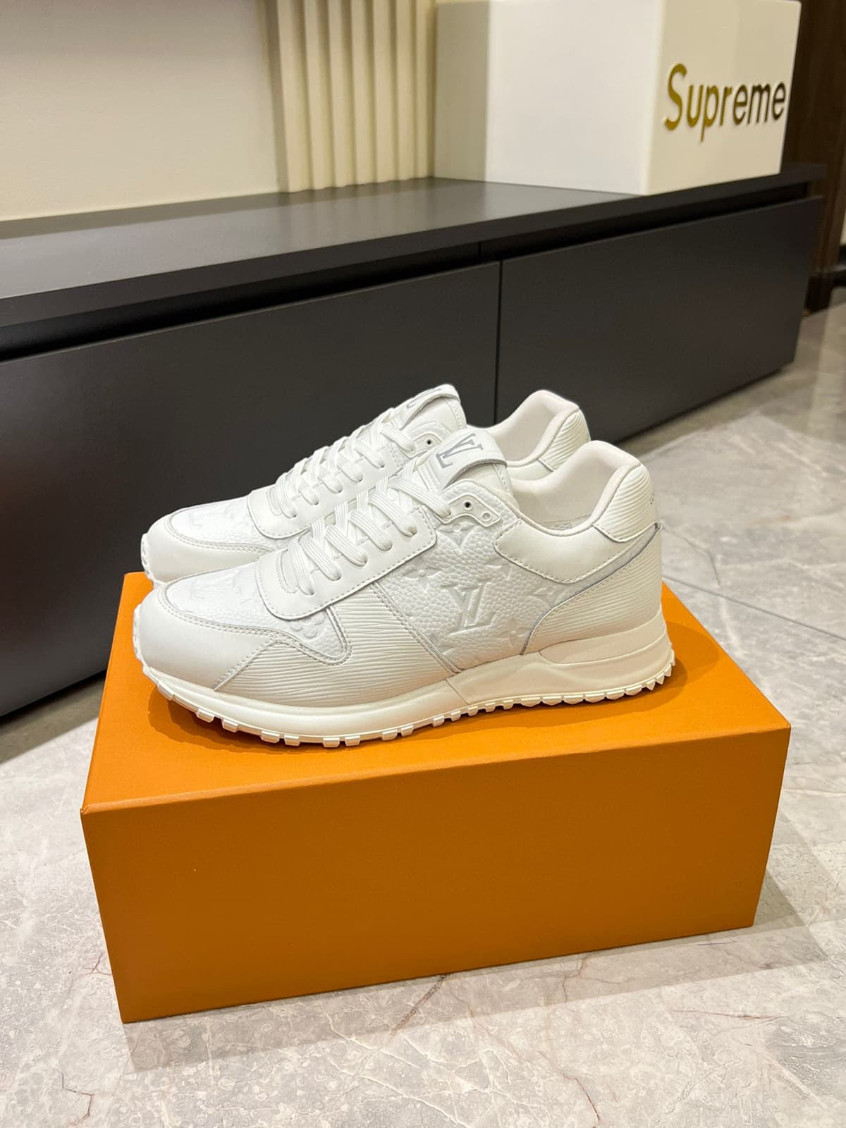LOUIS VUITTON Run Away White