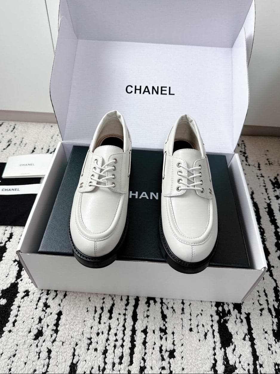 Derby Chanel 25 Edition white
