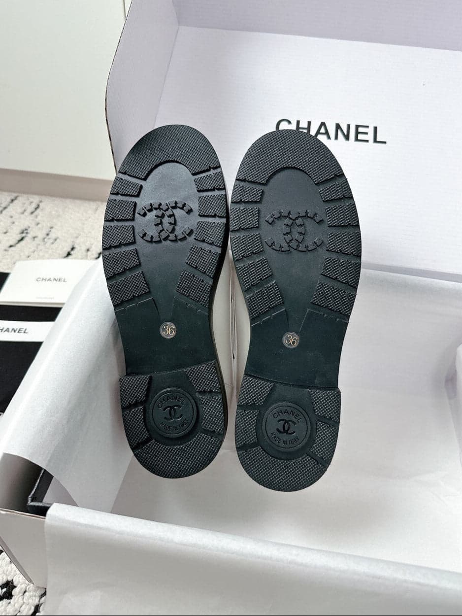 Derby Chanel 25 Edition white