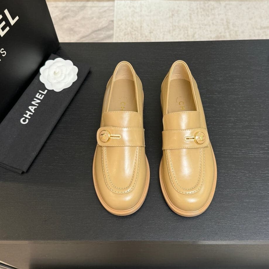 Chanel Timeless Loafer bege