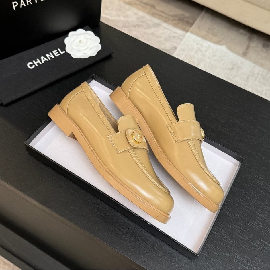 Chanel Timeless Loafer bege