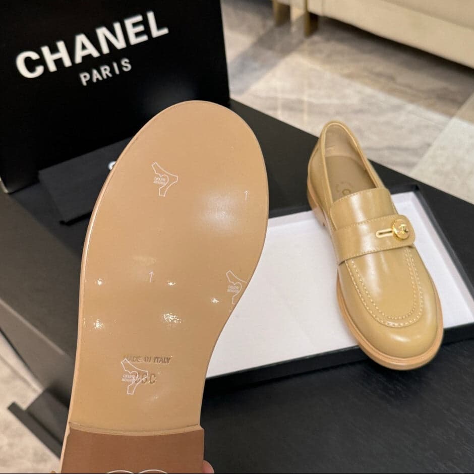 Chanel Timeless Loafer bege