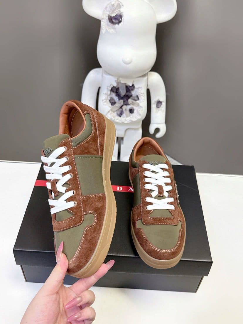 Prada Downtown em Re-Nylon e camurça