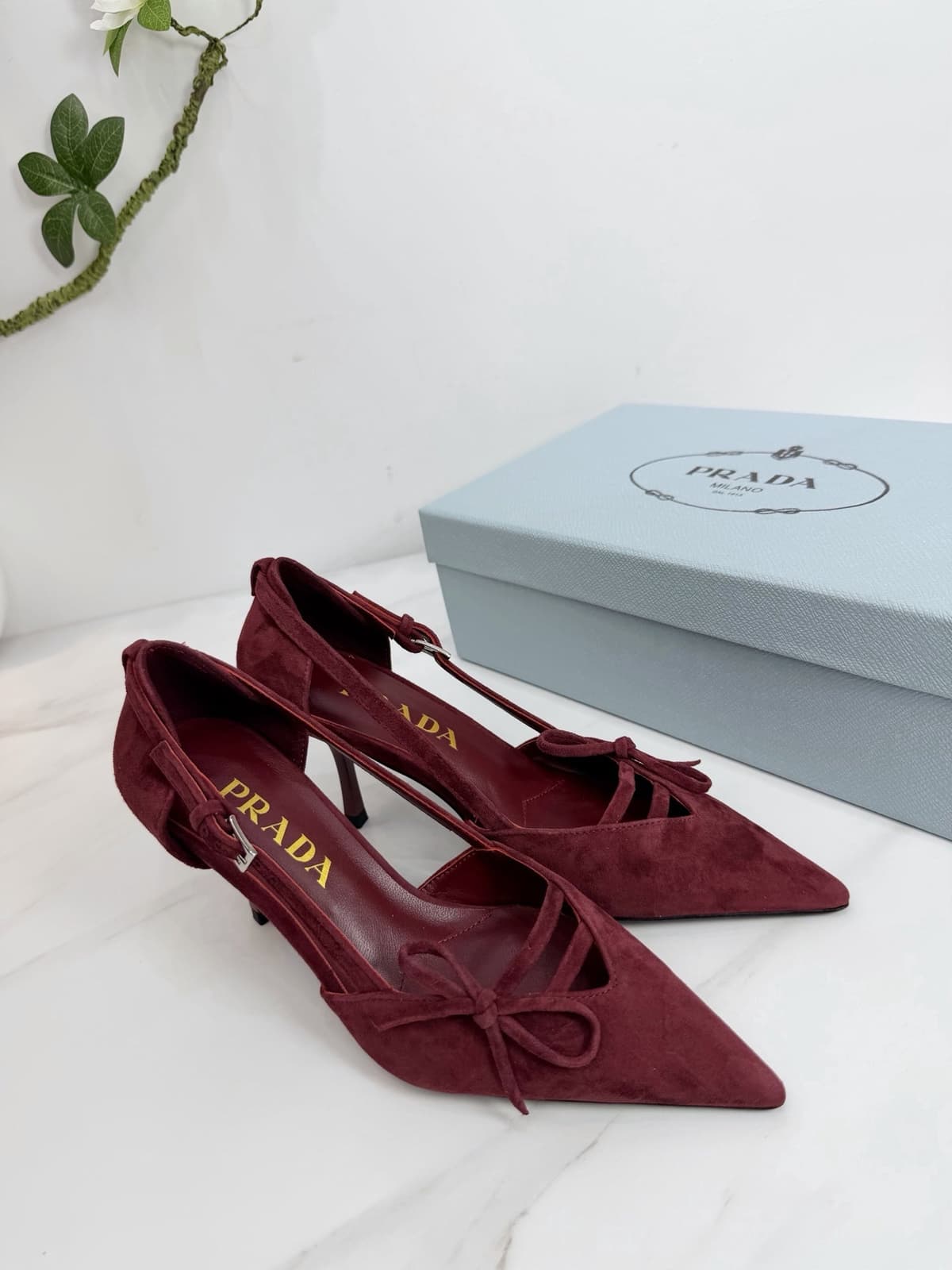 Prada Scarpin Open-Side Em Couro Camurça Vinho Com Laço. Salto 7,5 cm.