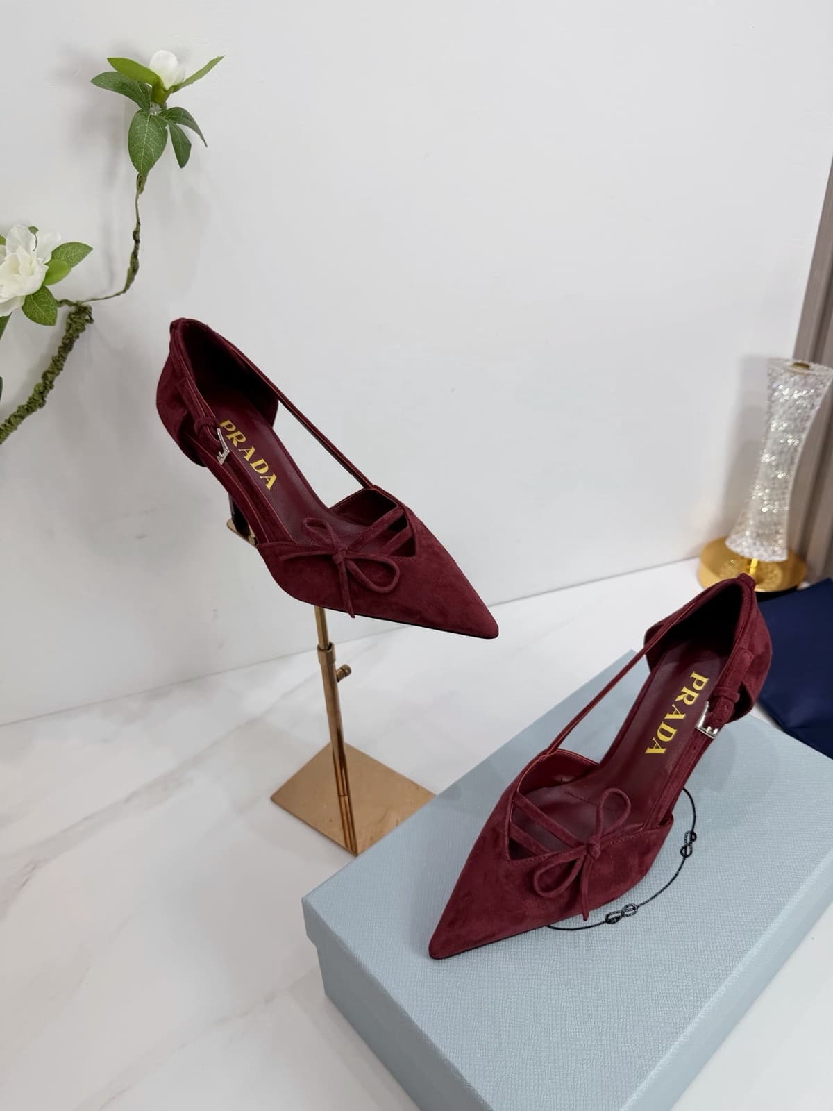 Prada Scarpin Open-Side Em Couro Camurça Vinho Com Laço. Salto 7,5 cm.