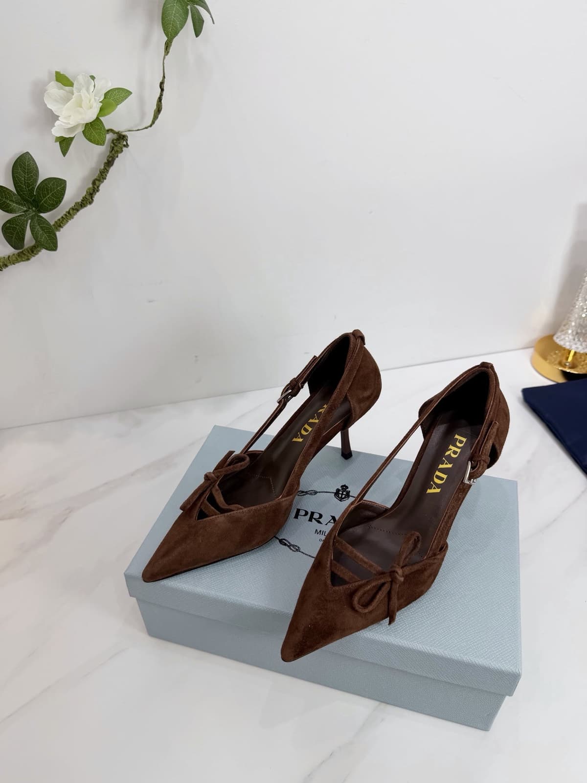 Prada Scarpin Open-Side Em Couro Camurça Marrom Com Laço. Salto 7,5 cm.