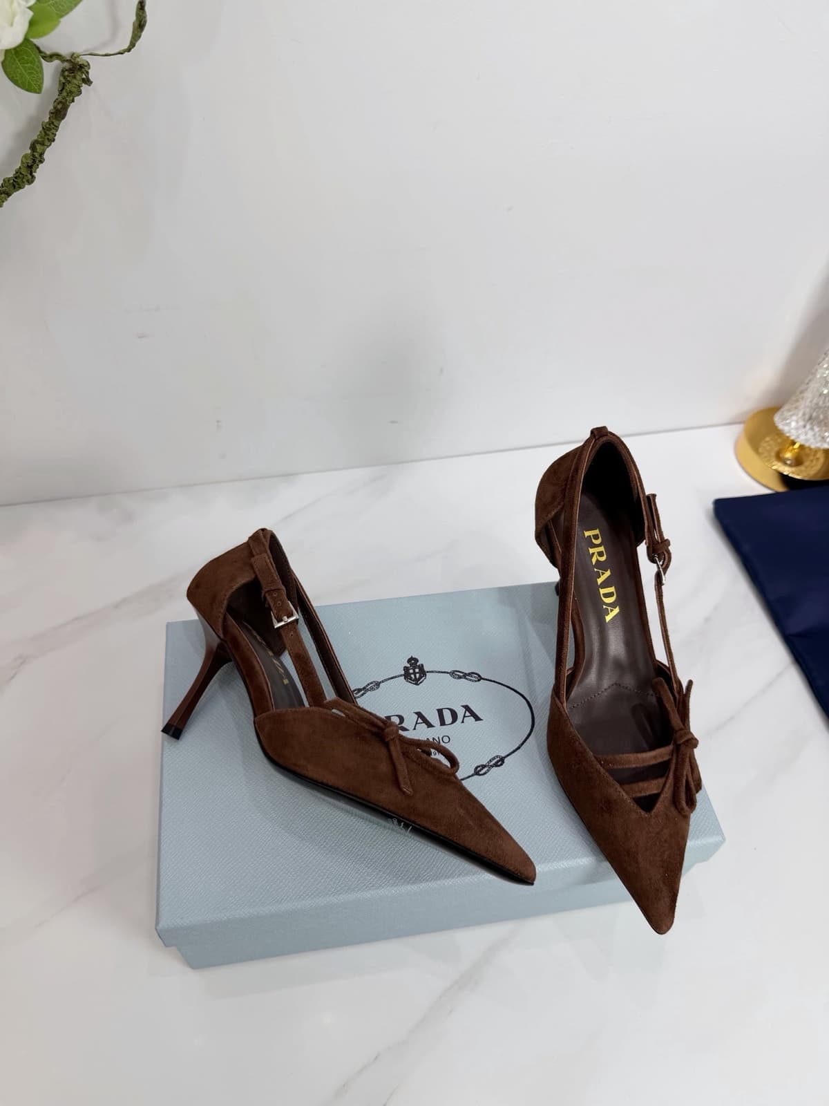 Prada Scarpin Open-Side Em Couro Camurça Marrom Com Laço. Salto 7,5 cm.