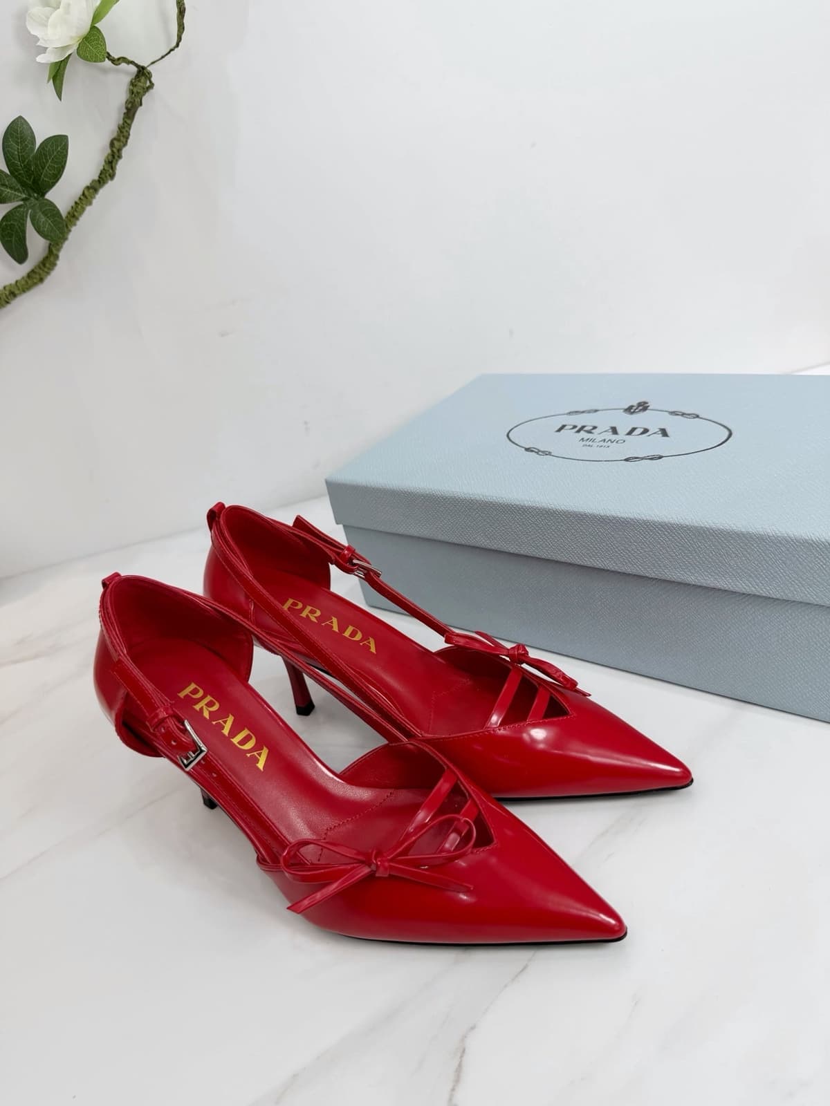 Prada Scarpin Open-Side Em Couro Verniz Vermelho Com Laço. Salto 7,5 cm.