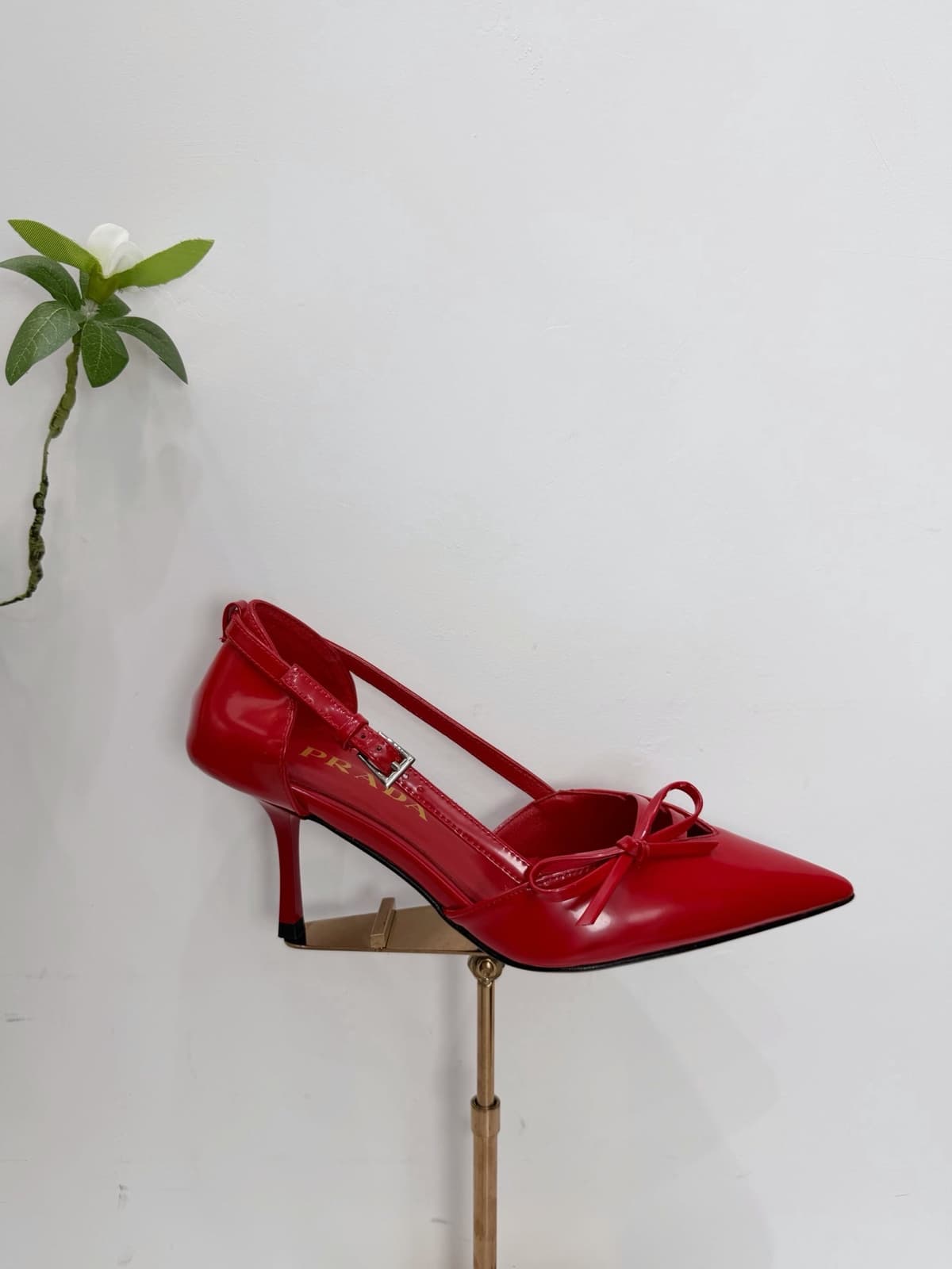 Prada Scarpin Open-Side Em Couro Verniz Vermelho Com Laço. Salto 7,5 cm.