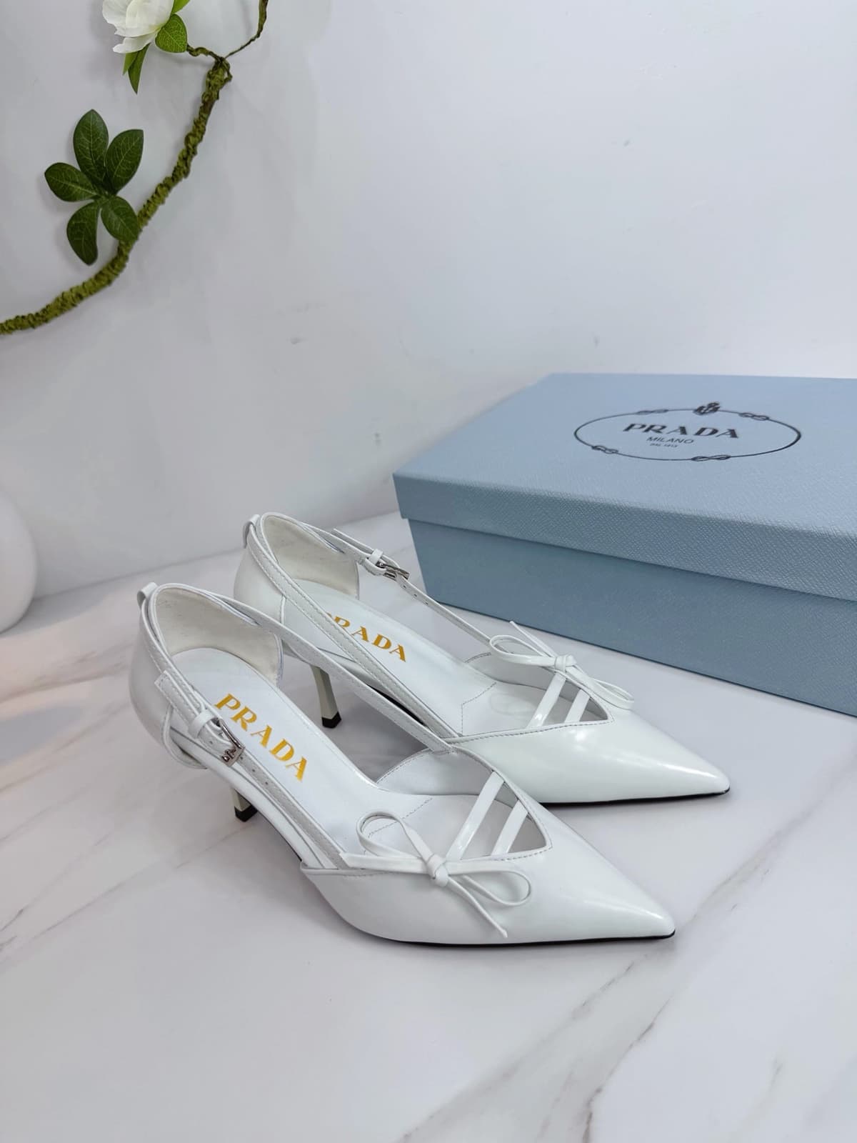Prada Scarpin Open-Side Em Couro Verniz Branco Com Laço. Salto 7,5 cm.