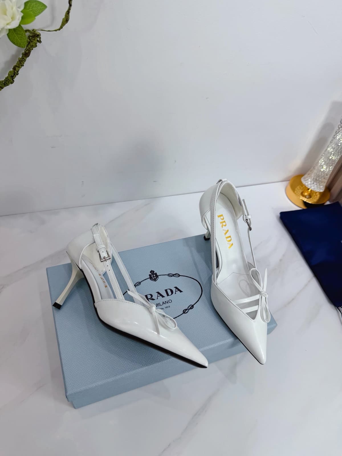 Prada Scarpin Open-Side Em Couro Verniz Branco Com Laço. Salto 7,5 cm.