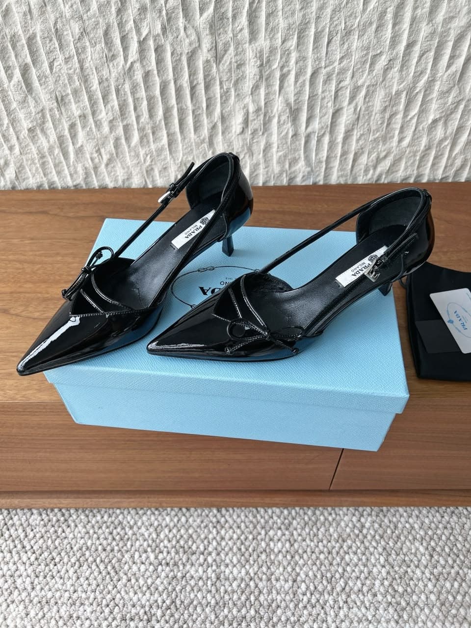 Prada Scarpin Open-Side Em Couro Verniz Preto Com Laço. Salto 7,5 cm