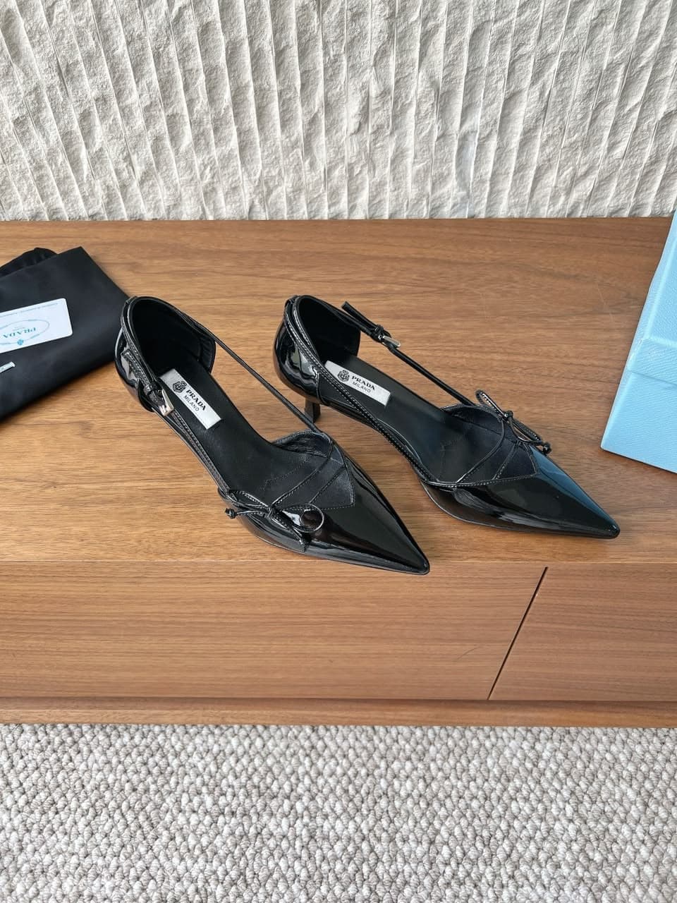 Prada Scarpin Open-Side Em Couro Verniz Preto Com Laço. Salto 7,5 cm