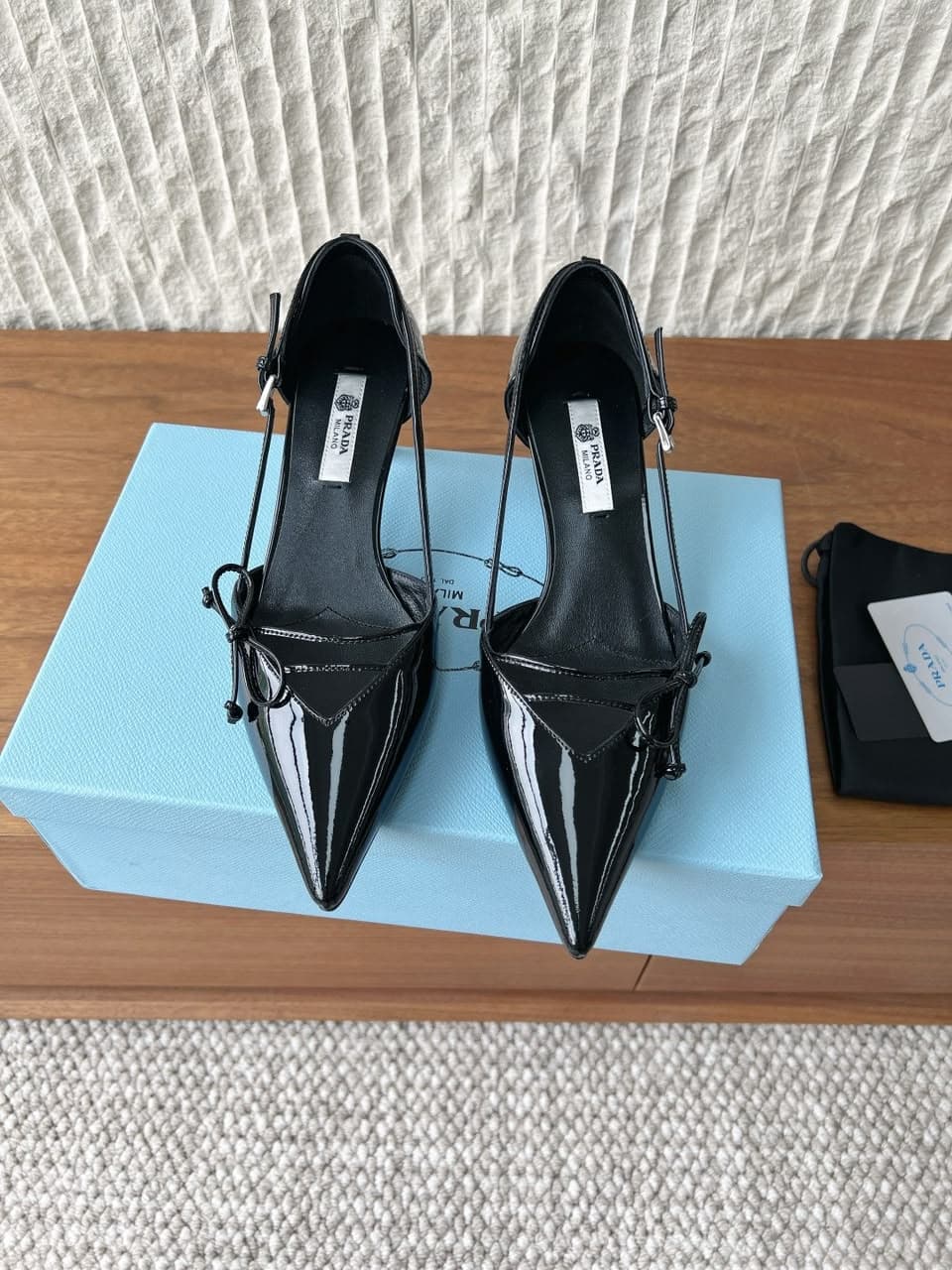 Prada Scarpin Open-Side Em Couro Verniz Preto Com Laço. Salto 7,5 cm