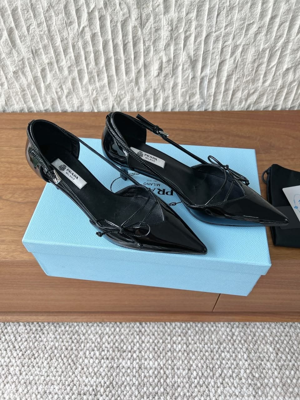 Prada Scarpin Open-Side Em Couro Verniz Preto Com Laço. Salto 7,5 cm