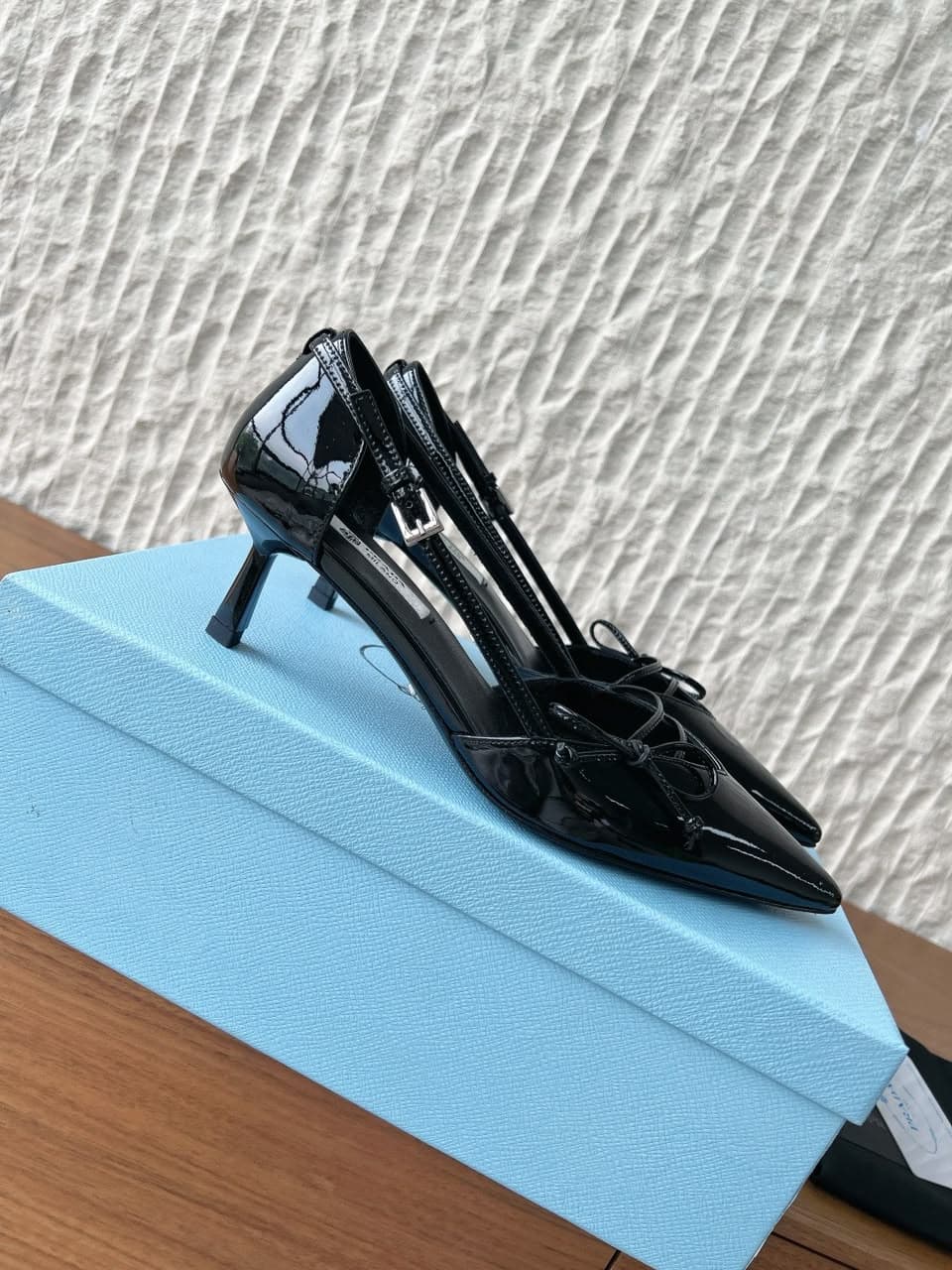 Prada Scarpin Open-Side Em Couro Verniz Preto Com Laço. Salto 7,5 cm