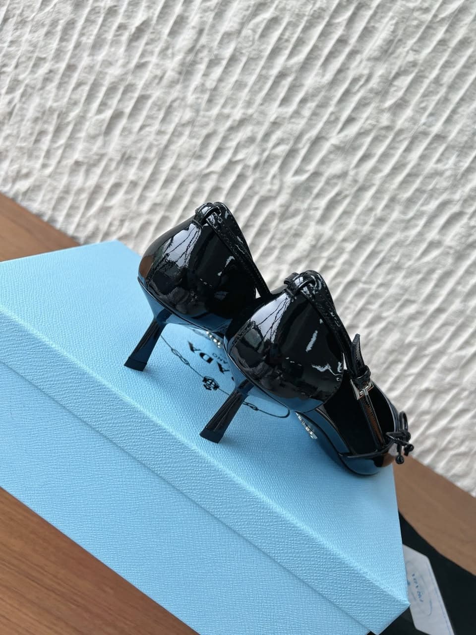Prada Scarpin Open-Side Em Couro Verniz Preto Com Laço. Salto 7,5 cm