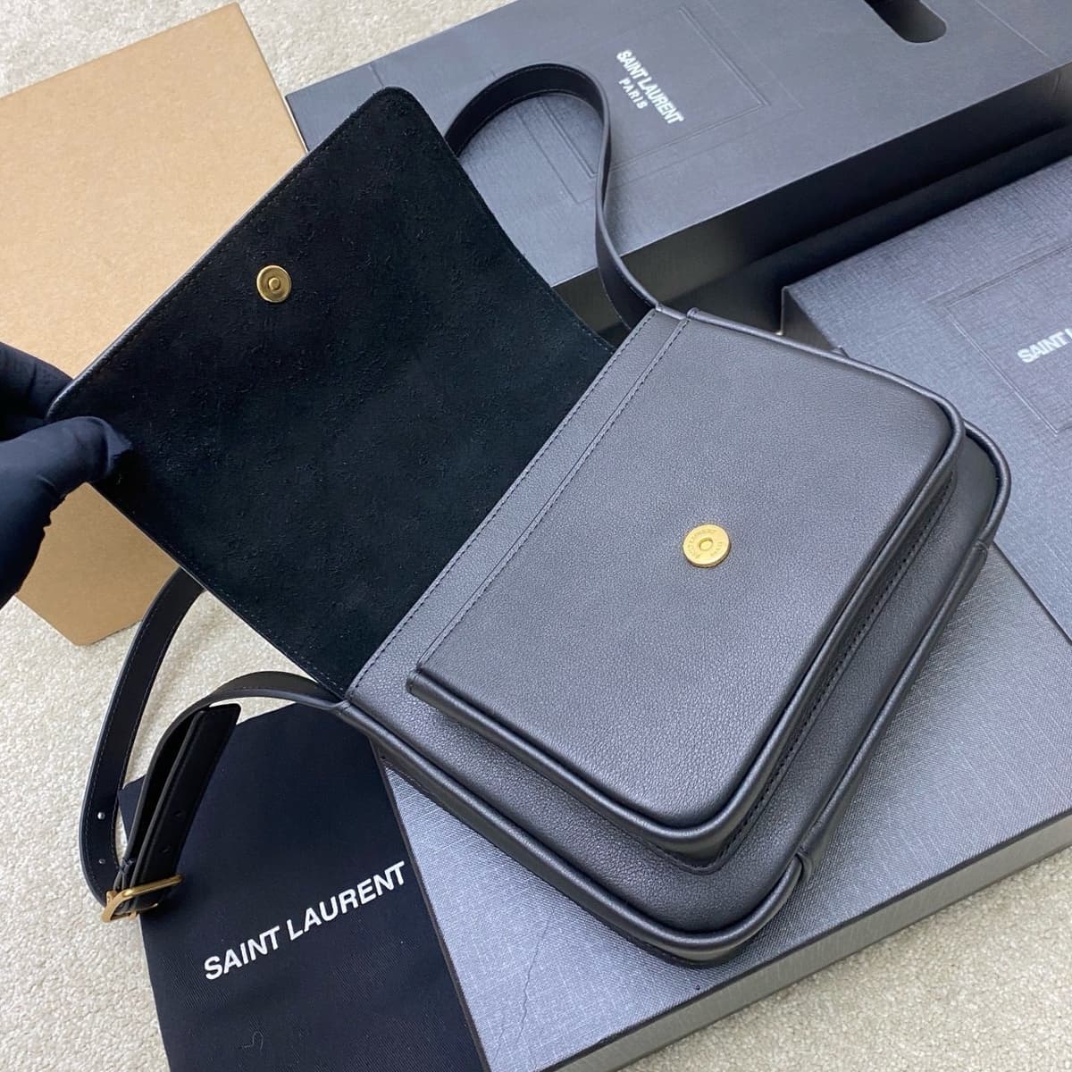 Saint Laurent Niki Saddle Shoulder Bag Black Ferragens Douradas