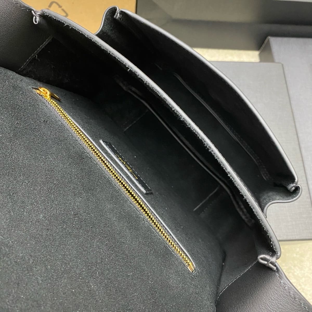 Saint Laurent Niki Saddle Shoulder Bag Black Ferragens Douradas