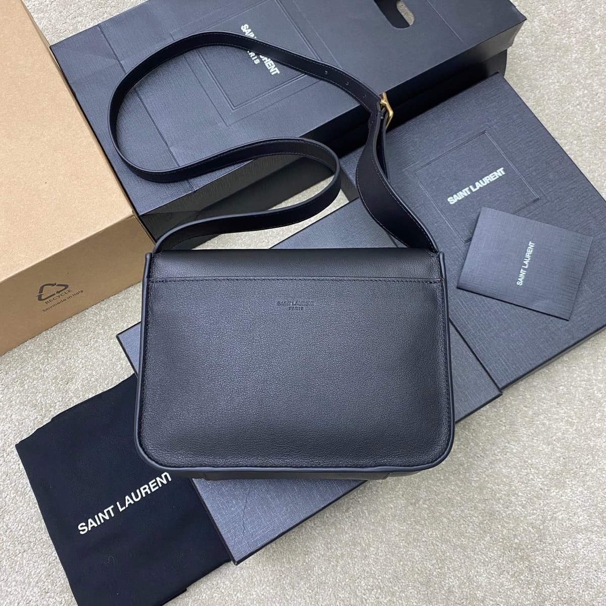 Saint Laurent Niki Saddle Shoulder Bag Black Ferragens Douradas