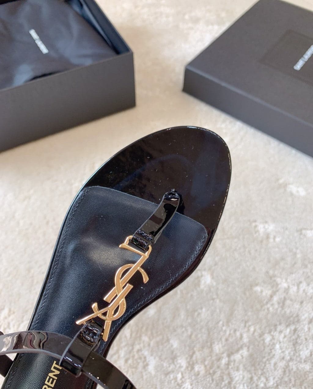 Saint Laurent Sandalia cassandra em couro envernizada (Pronta entrega)