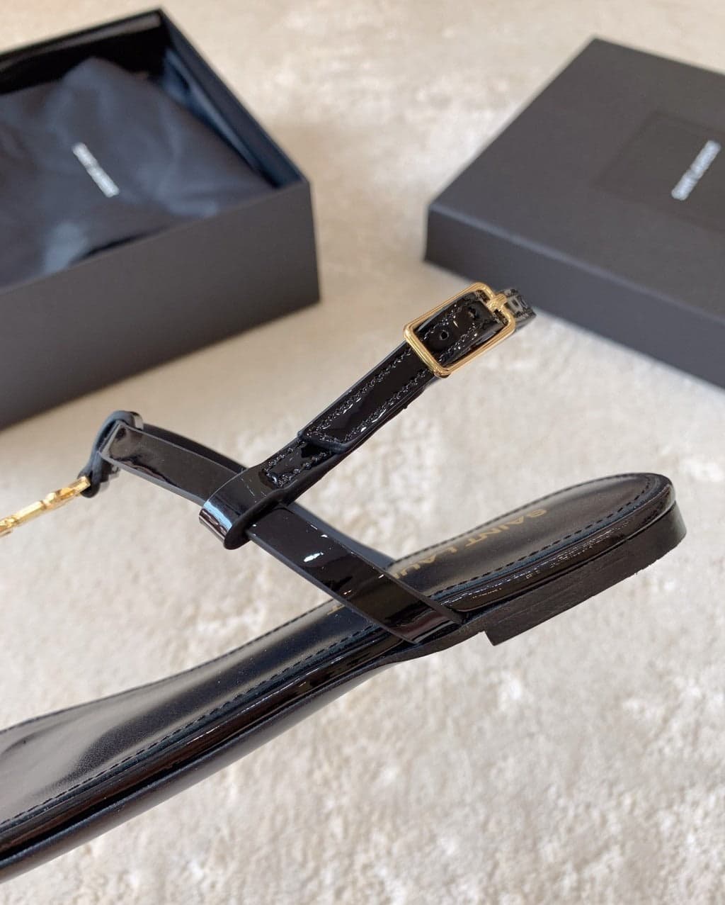 Saint Laurent Sandalia cassandra em couro envernizada (Pronta entrega)