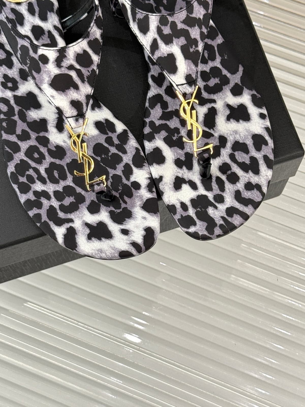 Saint Laurent Sandalia cassandra ounce