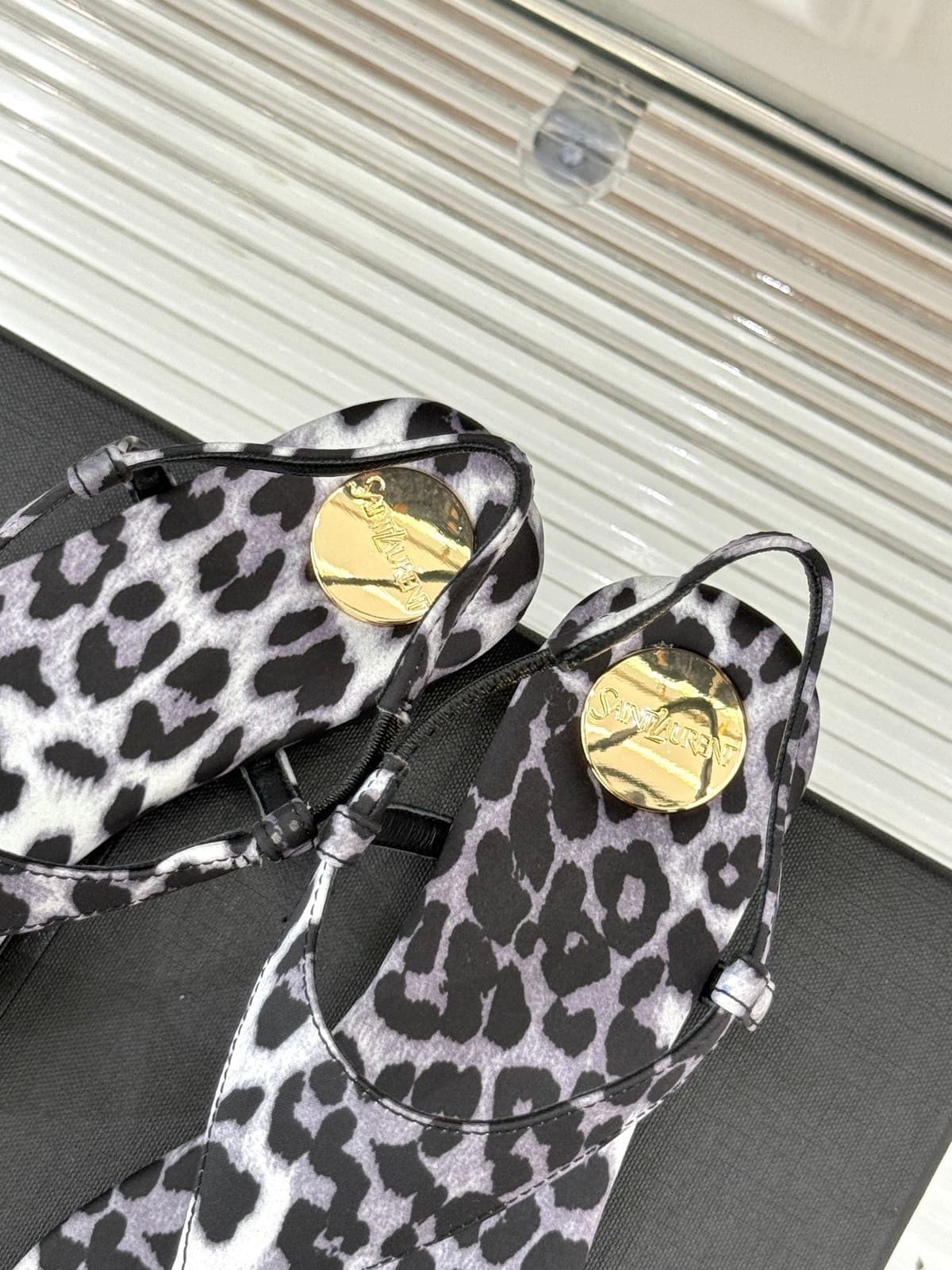 Saint Laurent Sandalia cassandra ounce