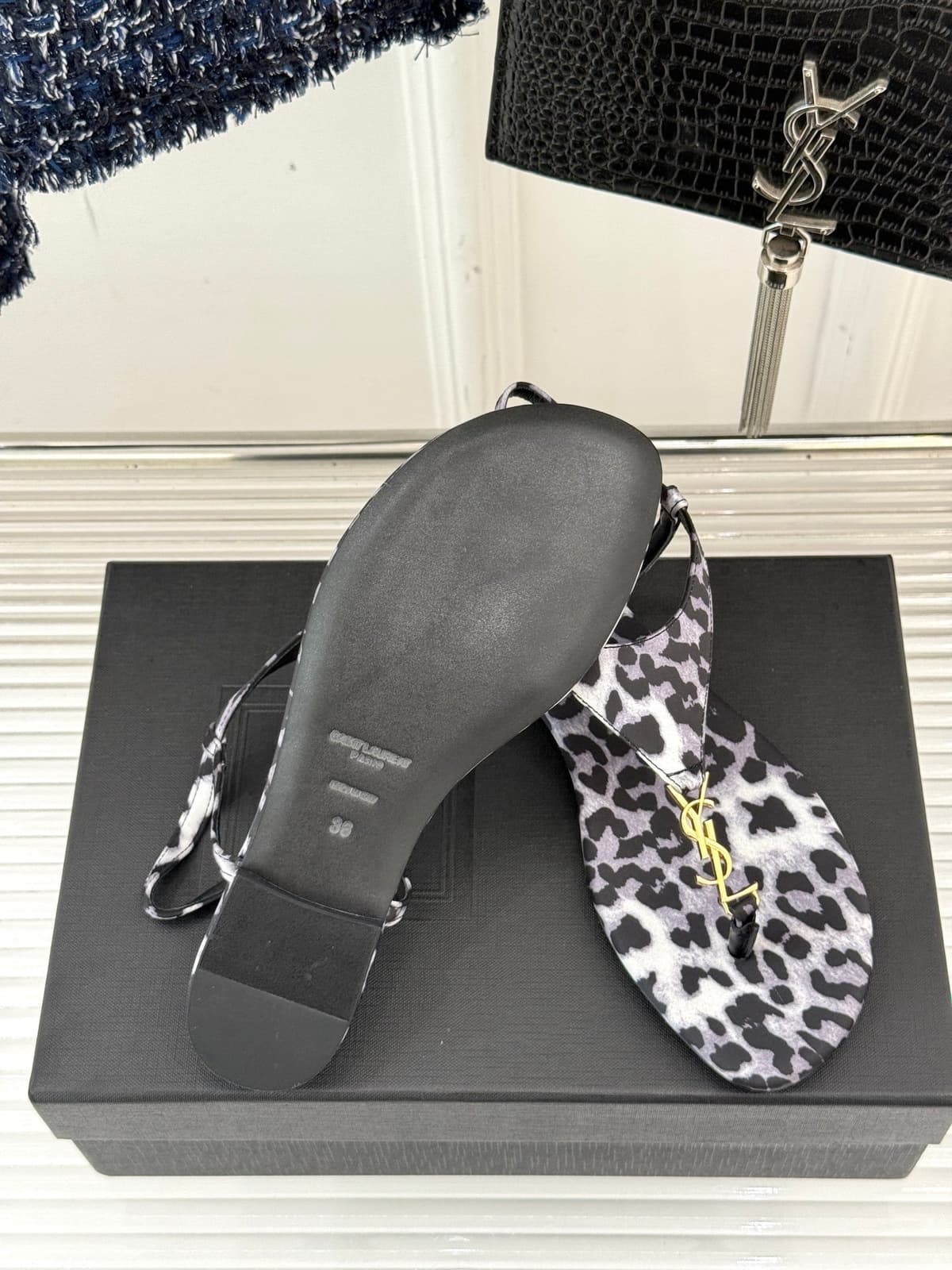 Saint Laurent Sandalia cassandra ounce