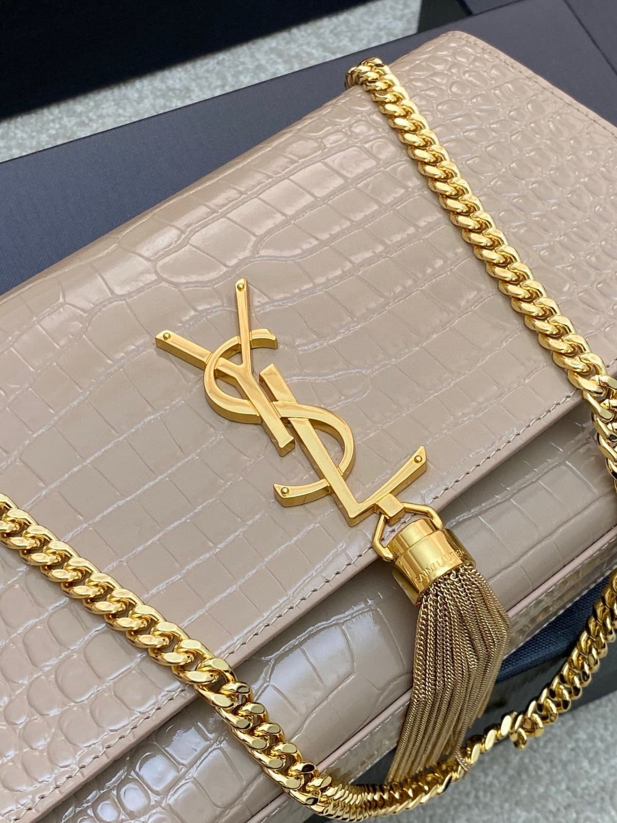 Saint Laurent Shoulder Bag Areia Dourada Croc Ferragens Douradas